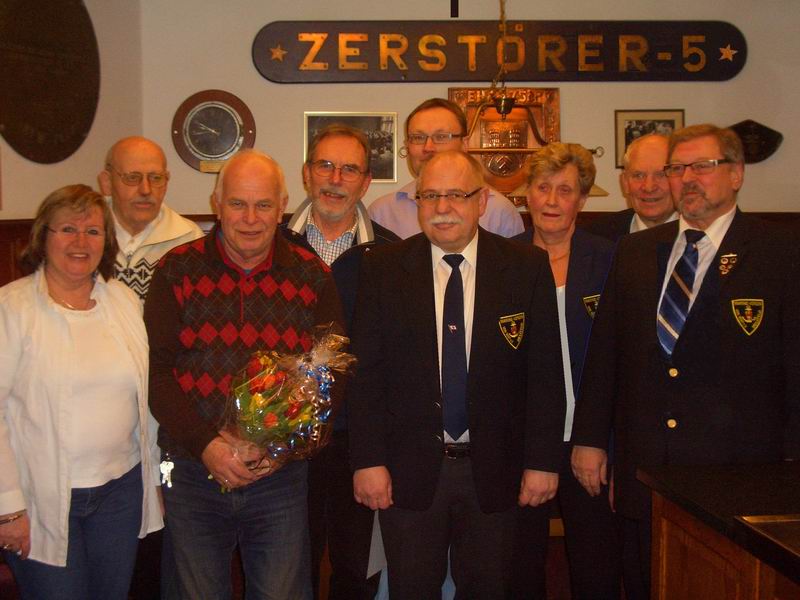 MVB 2014.jpeg - Claudia Schubert-Zielesch, Günther Feiertag, Ewald Lünse, George Schesmer,   Waldemar Gressik, Siegfried Burk, Inge Bockermann, Wulf Breipohl, Hans-Dieter Schubert.   Der Marine-Verein von 1897 Bielefeld e.V. führte am 11.02.2014 seine Jahreshauptversammlung durch. Unter Führung des 1. Vorsitzenden Hans-Dieter Schubert wurden ein Jahresrückblick 2013 und eine Vorschau auf das Jahr 2014 gehalten. Ein Höhepunkt 2014 ist eine Wochenendbildungsreise nach Laboe (Marineehrenmal), Kiel und Rendsburg. Außerdem informierten die Gruppierungen des Marine-Vereins, Frauengruppe, ehemalige Z5er, Segler und Funker über ihre Tätigkeiten 2013 und 2014. Es standen folgende Wahlen an: 1. Vorsitzender Hans-Dieter Schubert, Schatzmeister Siegfried Burk und Schriftführerin Claudia Schubert-Zielesch. Alle drei wurden in ihren Ämtern für 2 weitere Jahre bestätigt. Verschiedene Vereinsmitglieder wurden wie folgt geehrt: George Schesmer für besondere Verdienste mit der Verdienstnadel des Marinevereins Für langjährige Mitgliedschaft in Marine-Verein und im Dachverband Deutscher Marine Bund (DMB): Günter Feiertag (40 Jahre), Brigitte Prenzel und H.-P. Weber (10 Jahre) Für langjährige Mitgliedschaft im Marine-Verein: Ewald Lünse (50 Jahre), Roland Kreier-Hardung (40 Jahre), Waldemar Gressik und Gerd Hein (10 Jahre) Die Ehrungen wurden vom 1. Vorsitzenden Hans-Dieter Schubert und dem Bezirksleiter Minden-Ravensberg im DMB Wulf Breipohl vorgenommen.Gäste und Interessierte können den Marine-Verein an jedem 2. Dienstag im Monat um 19:00 Uhr zu seinen Monatsversammlungen, immer mit interessanten Vorträgen, im Marineheim in der Huchzermeierstr. 9, Ortsteil Schildesche besuchen. Außerdem findet jeden Sonntagmorgen ab 10:30 Uhr eine Reesback (Frühschoppen) statt. Besuchen Sie uns!